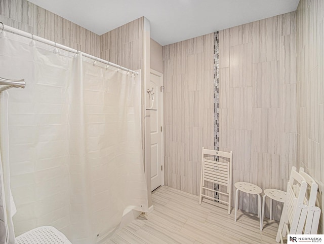 9656 White Pine Rd, Lincoln, NE 68505 - bathroom with tiled shower and tile walls