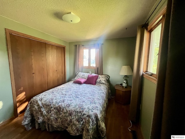 606 E 7th St, Valentine, NE 69201 - bedroom with wood finished floors, a textured ceiling, and a closet