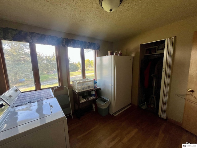 606 E 7th St, Valentine, NE 69201 - laundry area with dark wood-style floors, a textured ceiling, and independent washer and dryer