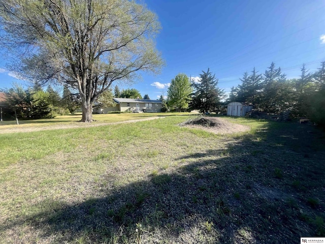 606 E 7th St, Valentine, NE 69201 - view of green lawn