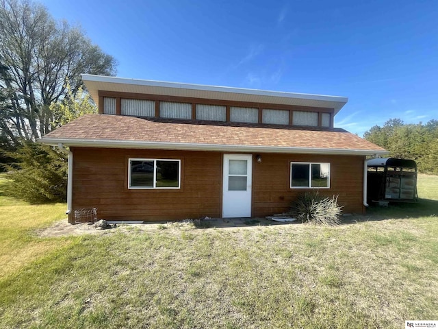606 E 7th St, Valentine, NE 69201 - view of front of house with a front lawn and a shingled roof