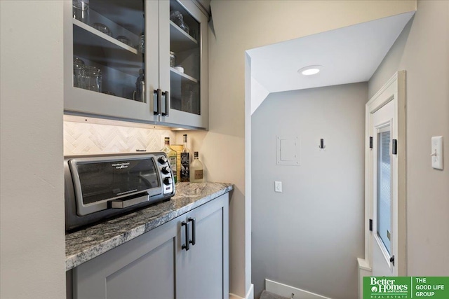 2028 N 55th St, Omaha, NE 68104 - bar area with tasteful backsplash and baseboards