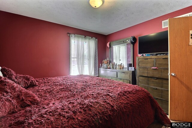 950 E 16th St, Fremont, NE 68025 - bedroom featuring a textured ceiling