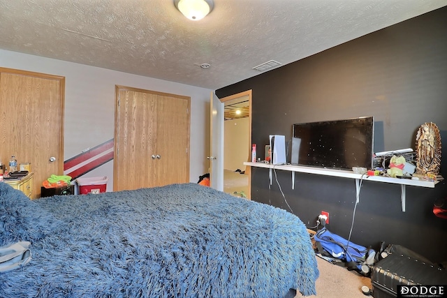 950 E 16th St, Fremont, NE 68025 - carpeted bedroom with a textured ceiling
