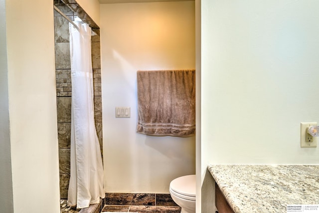1915 S 131st Ave, Omaha, NE 68144 - full bathroom featuring toilet and a shower with curtain