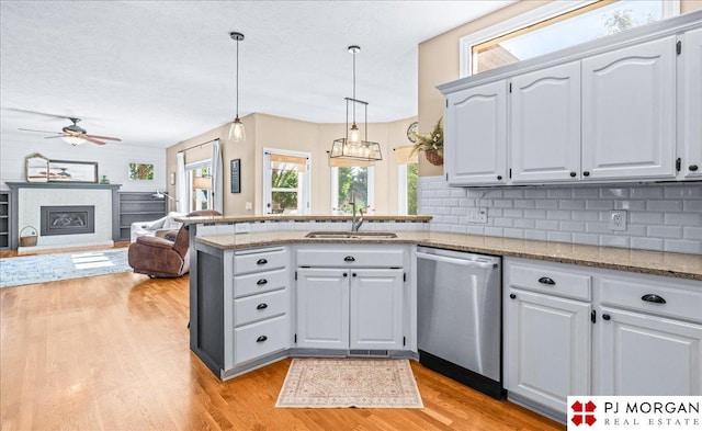 5517 S 174th Ave, Omaha, NE 68135 - kitchen featuring dishwasher, a sink, a peninsula, light wood-style flooring, and a ceiling fan