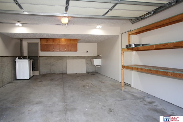 1912 SW 25th St, Lincoln, NE 68522 - garage featuring washer / dryer
