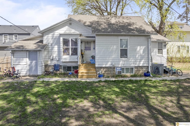 733 N H St, Fremont, NE 68025 - view of front of home with a front lawn and roof with shingles