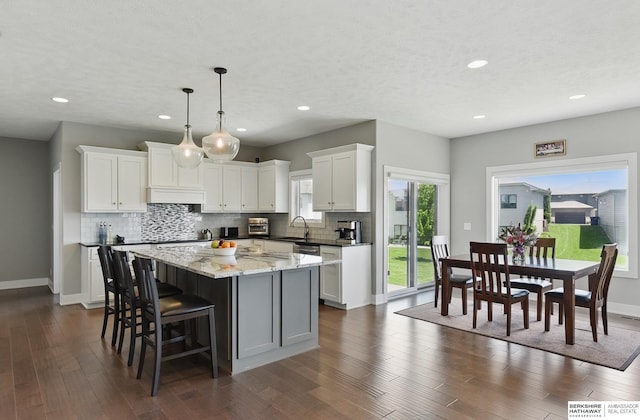 20956 Pine Cir, Elkhorn, NE 68022 - kitchen with a sink, decorative backsplash, custom exhaust hood, baseboards, and recessed lighting