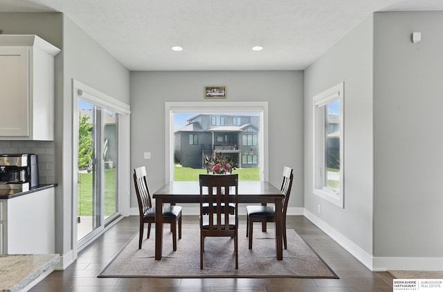20956 Pine Cir, Elkhorn, NE 68022 - dining area featuring dark wood-style floors, recessed lighting, and baseboards