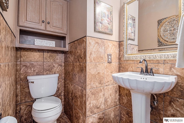 2221 S 181st Cir, Omaha, NE 68130 - bathroom featuring tile walls and wainscoting