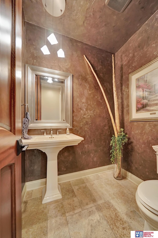 6602 Pheasant Run Pl, Lincoln, NE 68516 - half bath featuring toilet and baseboards
