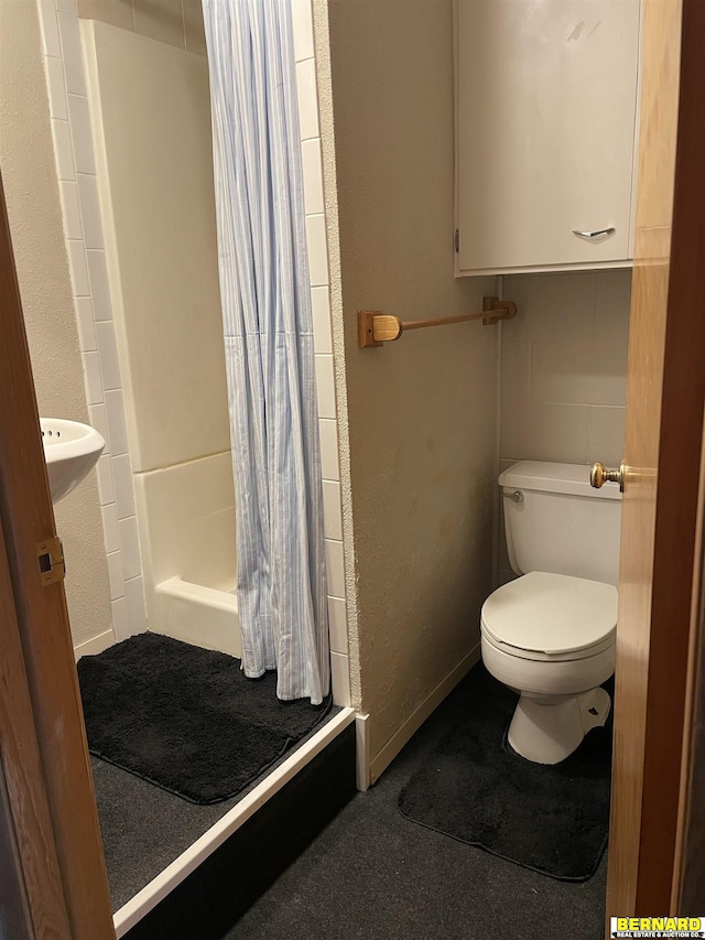 608 N 16th St, Nebraska City, NE 68410 - full bathroom with a shower with shower curtain, toilet, and baseboards