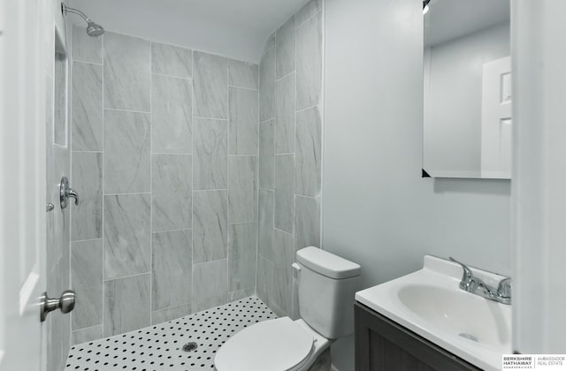 2909 N 26th St, Omaha, NE 68111 - bathroom with tiled shower, toilet, and vanity