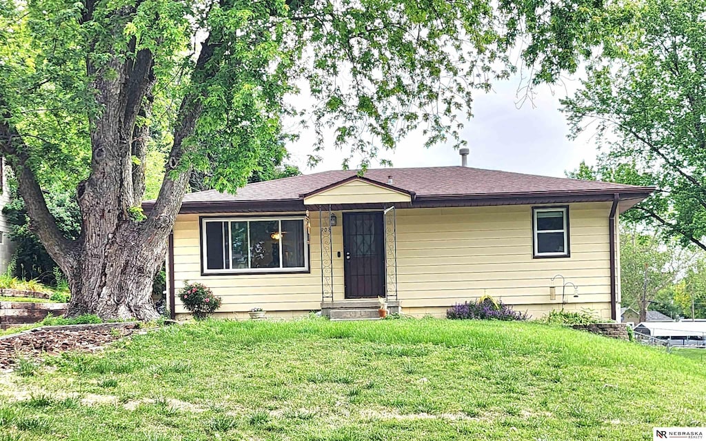 908 Arnold St, Glenwood, IA 51534 - view of front facade featuring a front yard