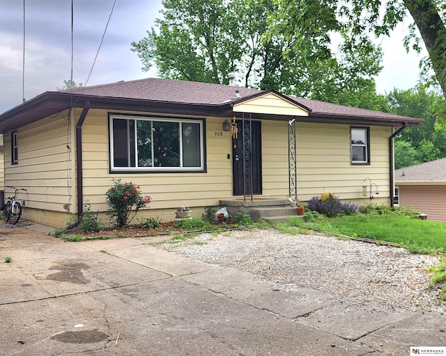 908 Arnold St, Glenwood, IA 51534 - bungalow featuring roof with shingles
