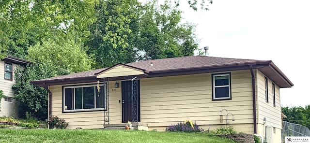 908 Arnold St, Glenwood, IA 51534 - view of front of property featuring roof with shingles and a front yard