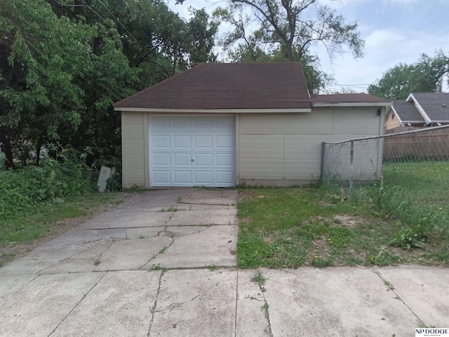 3359 N 41st St, Omaha, NE 68111 - detached garage with driveway