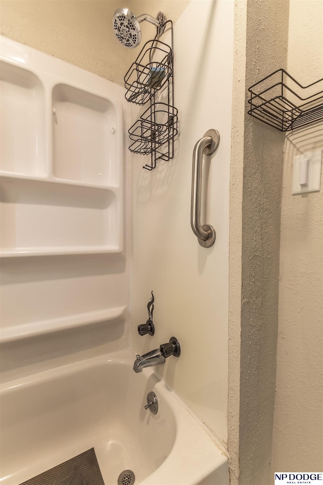 3359 N 41st St, Omaha, NE 68111 - full bath featuring shower / washtub combination