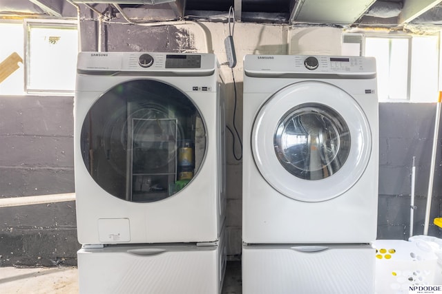3359 N 41st St, Omaha, NE 68111 - laundry area with independent washer and dryer and concrete block wall