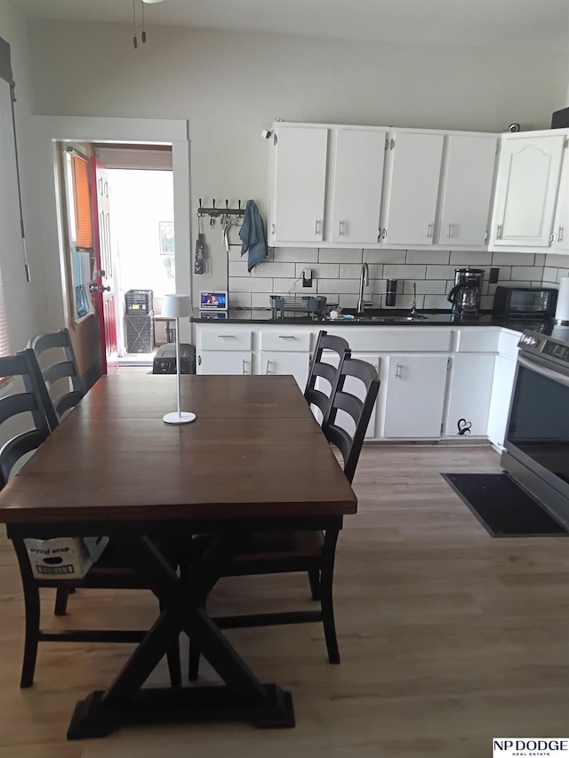 3359 N 41st St, Omaha, NE 68111 - dining room featuring light wood-style floors