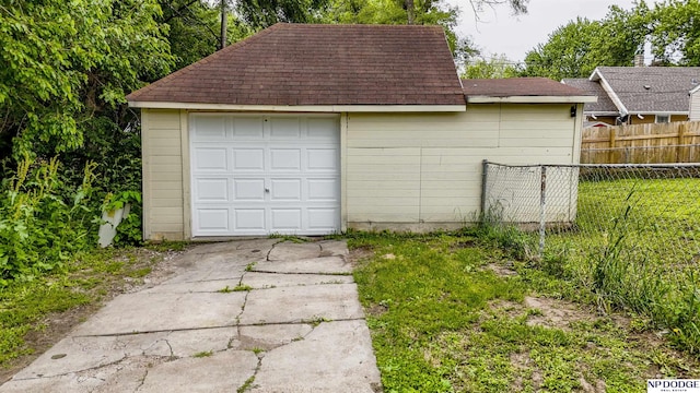 3359 N 41st St, Omaha, NE 68111 - detached garage featuring driveway