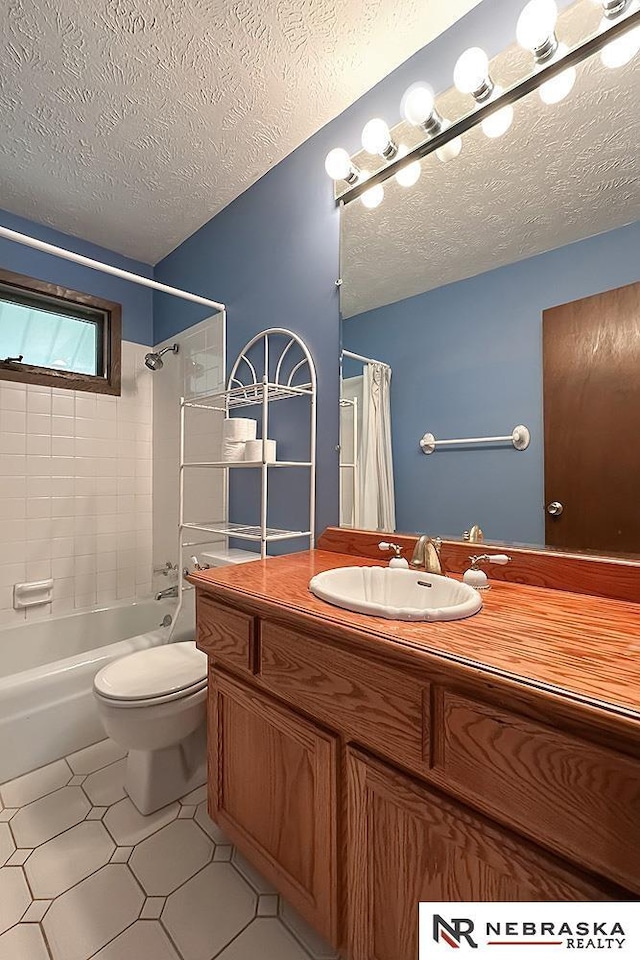 2203 Beaver Lake Blvd, Plattsmouth, NE 68048 - full bathroom featuring vanity, shower / bath combo, toilet, a textured ceiling, and tile patterned flooring