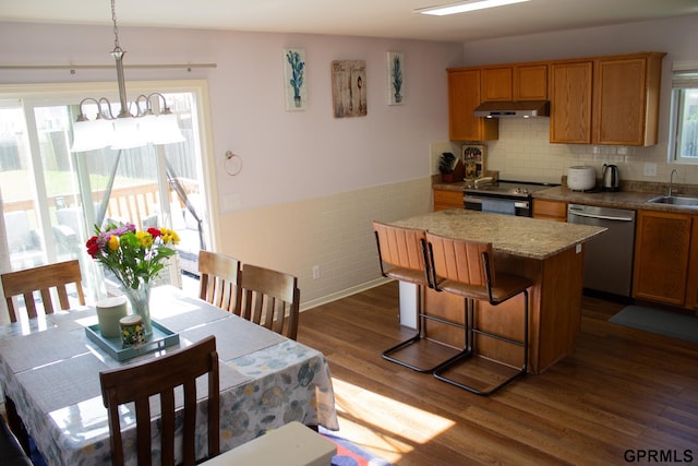 7014 N 89th St, Omaha, NE 68122 - kitchen featuring appliances with stainless steel finishes, a sink, under cabinet range hood, a kitchen island, and dark wood-style floors