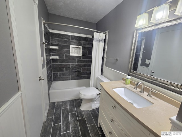 713 Janes View St, Papillion, NE 68046 - full bath with vanity, toilet, wood tiled floors, and shower / bathtub combination with curtain