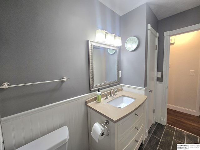 713 Janes View St, Papillion, NE 68046 - half bath featuring wainscoting, toilet, and vanity
