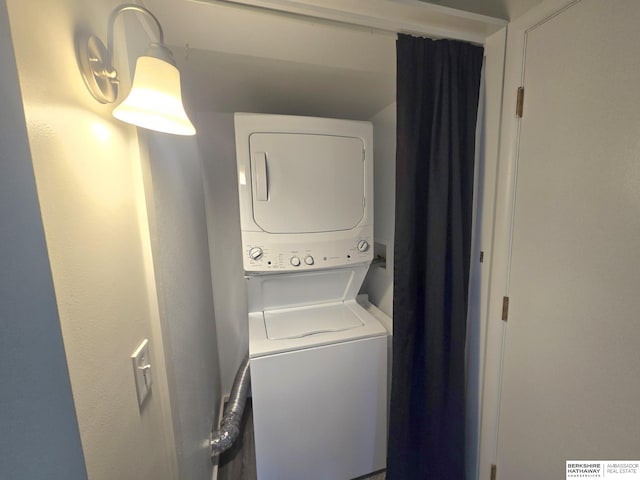 713 Janes View St, Papillion, NE 68046 - washroom featuring stacked washer / drying machine
