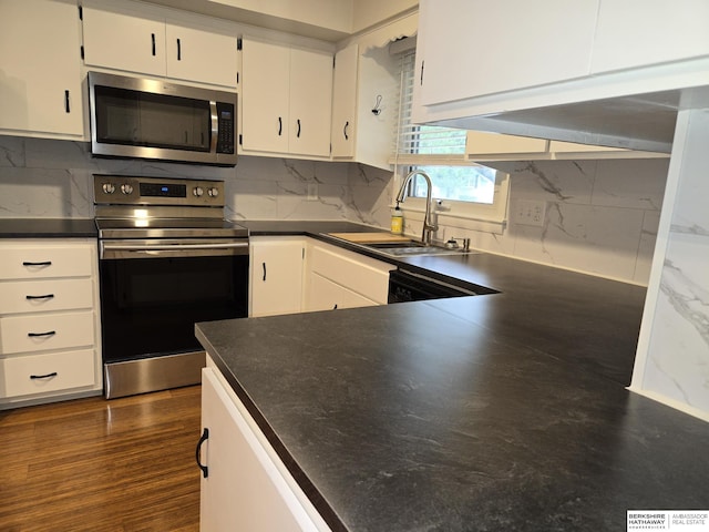 713 Janes View St, Papillion, NE 68046 - kitchen featuring stainless steel appliances, a sink, dark countertops, and white cabinets