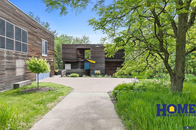 4144 S 88th St, Lincoln, NE 68520 - view of property with driveway and a garage