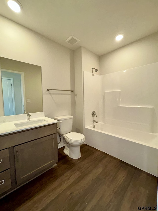 533 W Corsac Rd, Lincoln, NE 68523 - full bath featuring wood finished floors, toilet, vanity, shower / bath combination, and recessed lighting