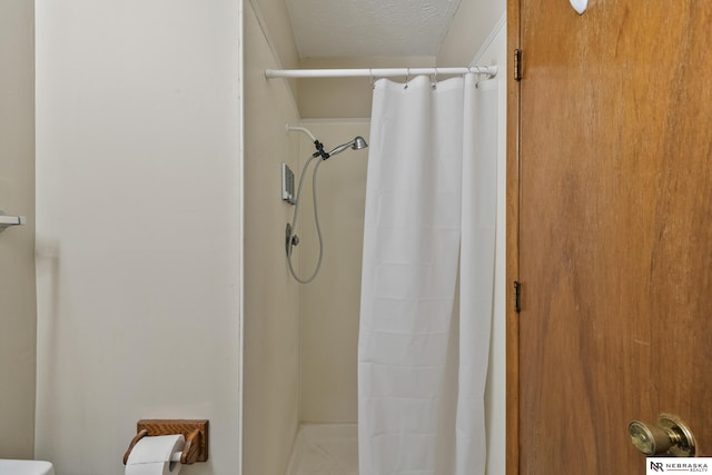 2211 Scarborough Dr, Bellevue, NE 68123 - bathroom with curtained shower and a textured ceiling