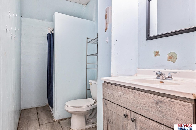 240 E 15th St, Fremont, NE 68025 - full bathroom featuring vanity, toilet, and a shower with curtain