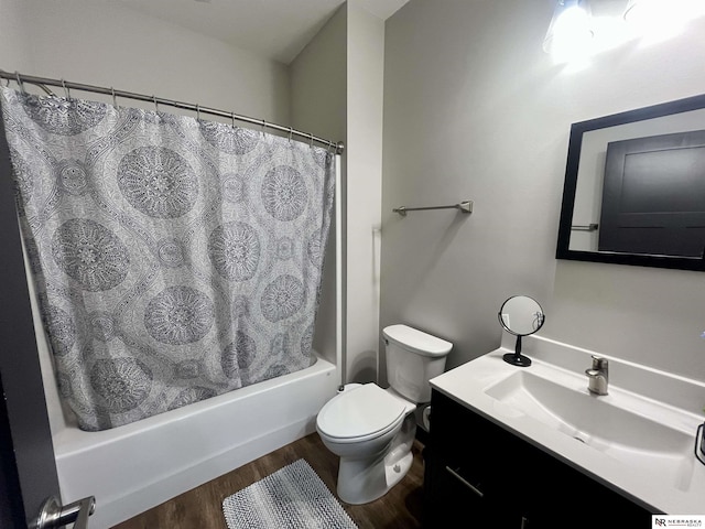 1001 Trail Dr, Valentine, NE 69201 - full bath featuring toilet, vanity, wood finished floors, and shower / bath combo