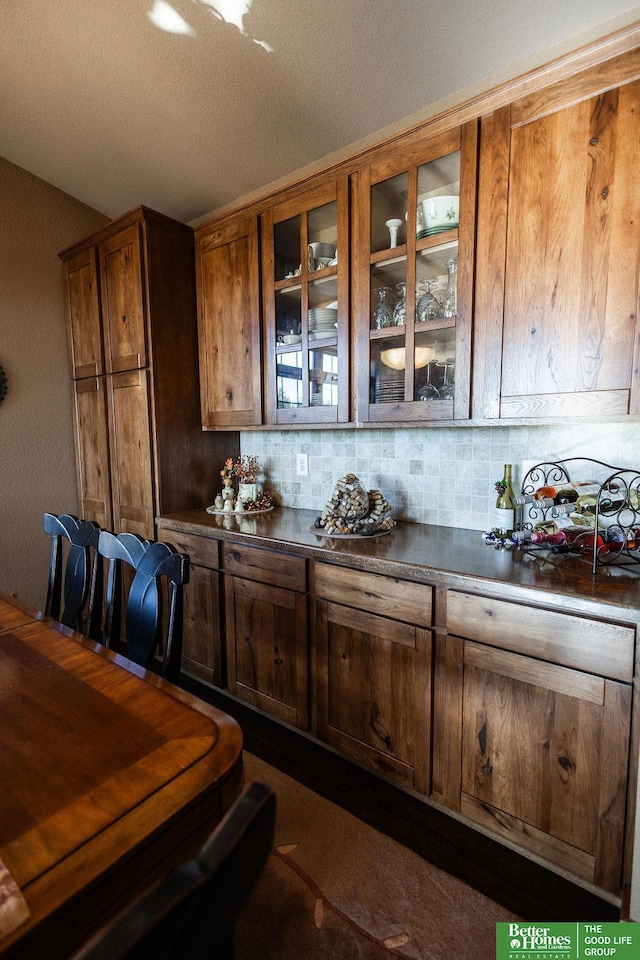 3860 Shady Bend Rd, Grand Island, NE 68801 - bar area featuring backsplash and a textured ceiling