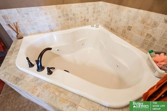 3860 Shady Bend Rd, Grand Island, NE 68801 - bathroom featuring a whirlpool tub
