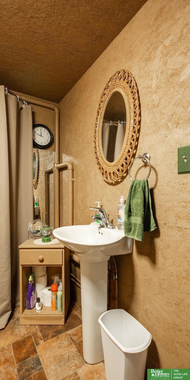 3860 Shady Bend Rd, Grand Island, NE 68801 - bathroom featuring a textured wall and stone finish flooring