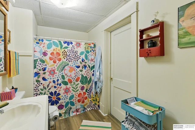 115 N 38th Ave, Omaha, NE 68131 - bathroom with wood finished floors, a shower with shower curtain, and vanity
