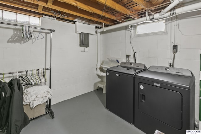 2026 N Park Ave, Fremont, NE 68025 - laundry area featuring washer and dryer