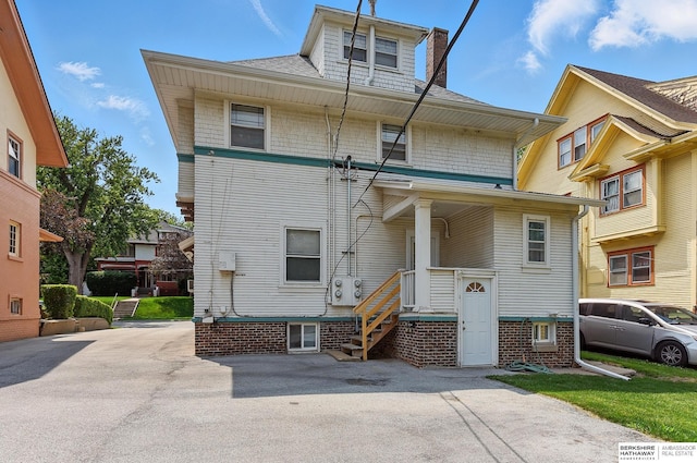 121 N 38th Ave, Omaha, NE 68131 - american foursquare style home with a chimney