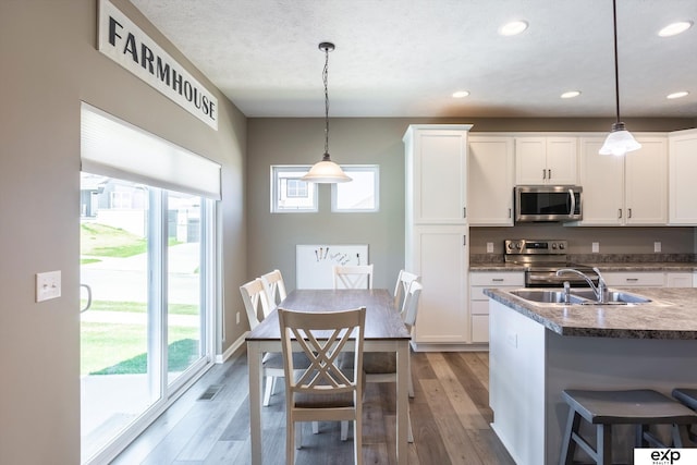 5614 N 177th St, Omaha, NE 68116 - kitchen featuring stainless steel appliances, a sink, plenty of natural light, light wood-style flooring, and recessed lighting