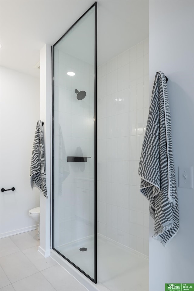 5320 Elmwood Plz, Omaha, NE 68106 - full bathroom featuring tiled shower, toilet, baseboards, and tile patterned flooring