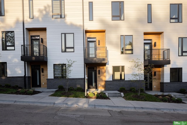 5320 Elmwood Plz, Omaha, NE 68106 - view of front facade with a balcony and brick siding