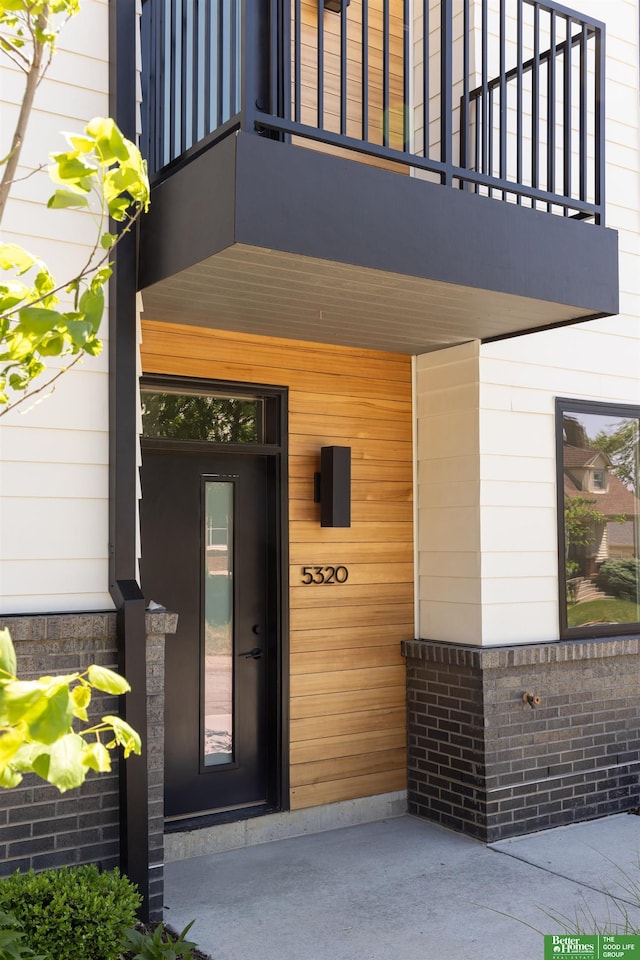5320 Elmwood Plz, Omaha, NE 68106 - property entrance featuring a balcony