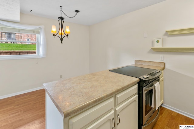 12726 Gail Plz Unit 107, Omaha, NE 68137 - kitchen with stainless steel electric range, light wood-style flooring, a peninsula, a chandelier, and baseboards