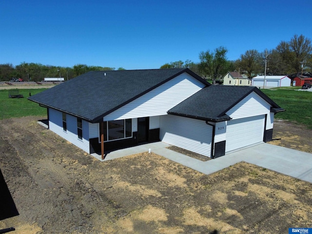 929 S Columbia Ave, Seward, NE 68434 - ranch-style home with a shingled roof, driveway, and an attached garage