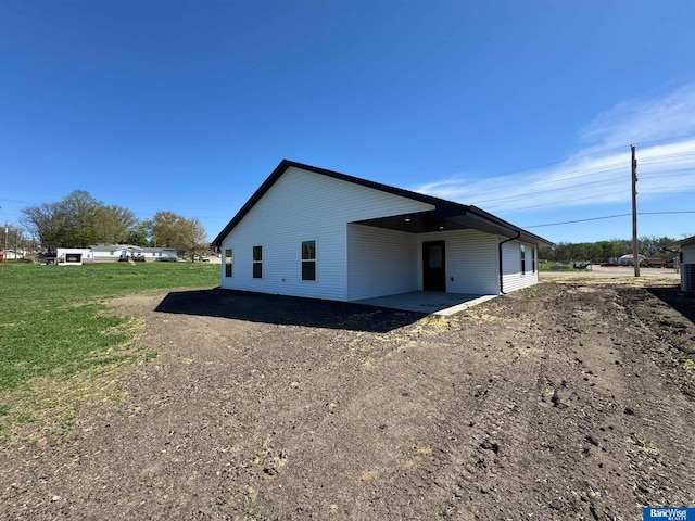 929 S Columbia Ave, Seward, NE 68434 - view of side of property featuring dirt driveway